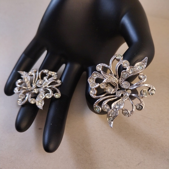Elegant Silver Floral Earrings Clips - Picture 8 of 14